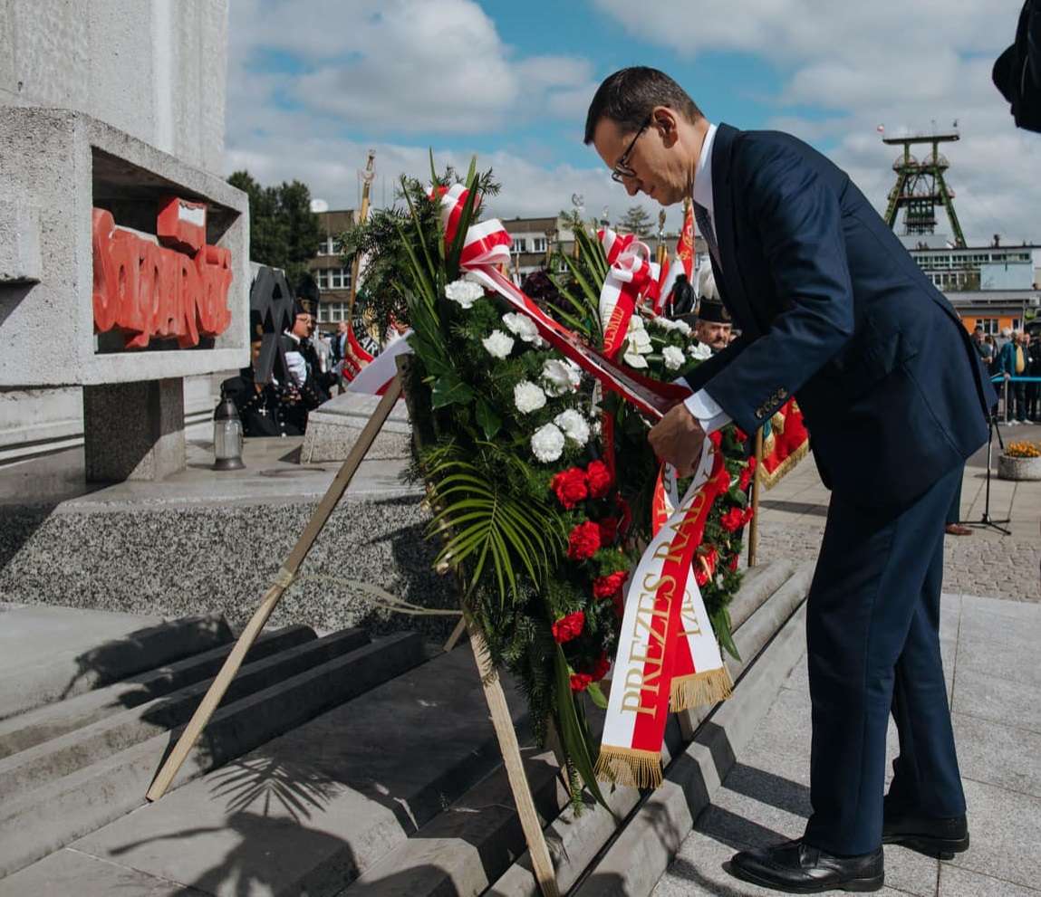 Kwiaty Pod pomnikiem Porozumienia Jastrzębskiego składa premier Mateusz Morawiecki