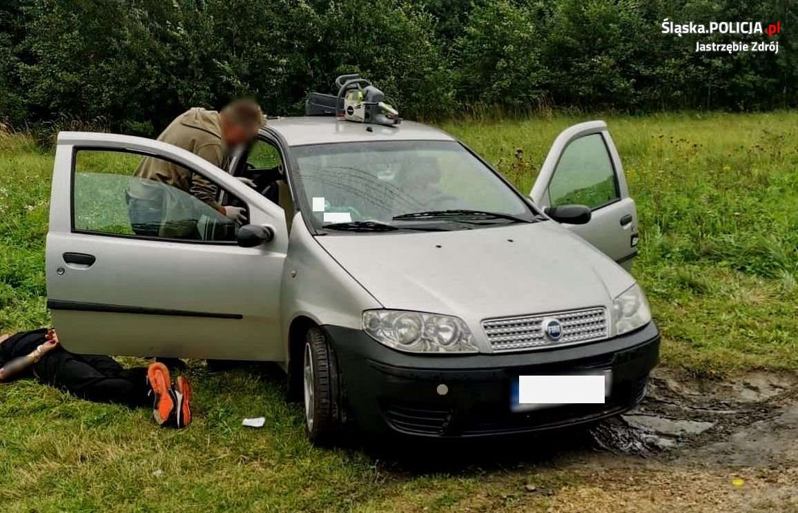 KMP Jastrzębie Skradziony i odzyskany samochód, na trawie złodziej